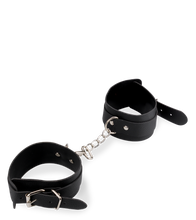 Laden Sie das Bild in den Galerie-Viewer, 8-teiliges BDSM-Set aus Kunstleder mit Nieten