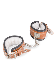 Laden Sie das Bild in den Galerie-Viewer, BDSM-Einsteiger-Set aus Kunstleder und Kunstfell
