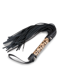 Laden Sie das Bild in den Galerie-Viewer, BDSM-Flogger Spotty