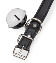 Laden Sie das Bild in den Galerie-Viewer, BDSM-Halsband aus Kunstleder mit großer Glocke