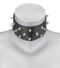 Laden Sie das Bild in den Galerie-Viewer, BDSM-Halsmanschette mit Nieten
