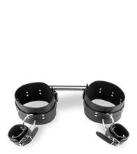 Laden Sie das Bild in den Galerie-Viewer, BDSM-Spreizstange für Oberschenkel mit Handfesseln