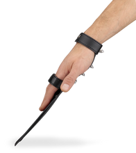 Laden Sie das Bild in den Galerie-Viewer, Riemen-Handschuh aus Kunstleder mit Stacheln