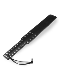 Laden Sie das Bild in den Galerie-Viewer, Schwarzes Kunstleder-Paddle mit Nieten 38 cm