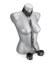 Laden Sie das Bild in den Galerie-Viewer, Verstellbares Fesselset für Hals und Handgelenke aus Kunstleder